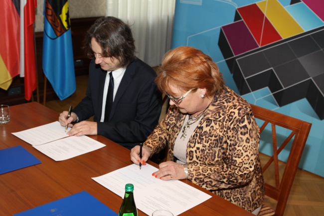 Zdjęcie: moment podpisania umowy o współpracy dydaktycznej 